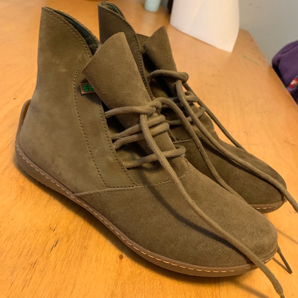El Naturalista Suede Boots